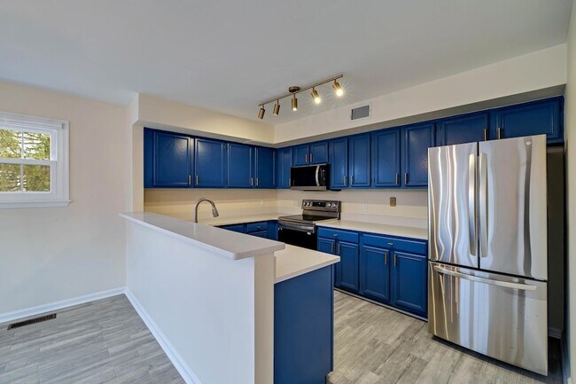 Building Photo - 212 Hawthorne Village Ct