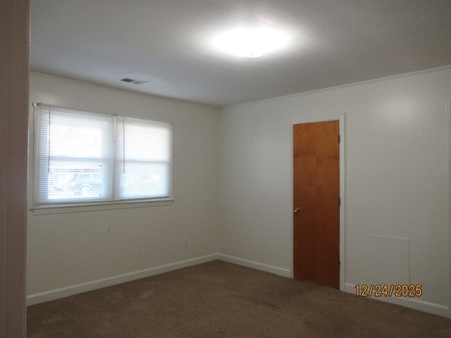 Building Photo - 326 W Hampton Ave