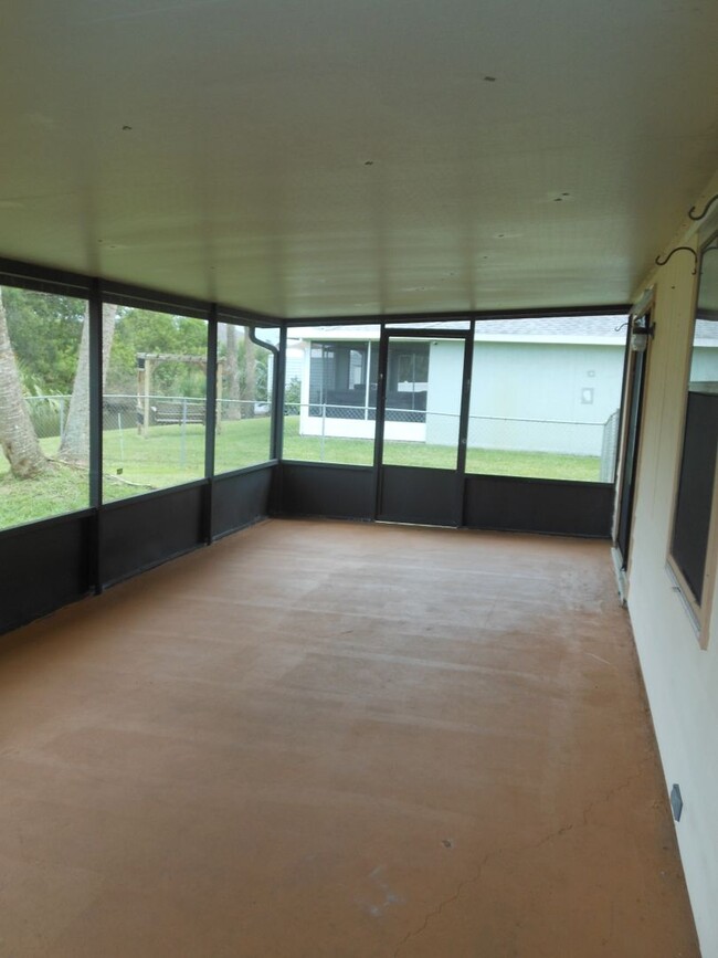 Building Photo - 3 BEDROOM, 2 BATH CANAL FRONT HOME CONVENI...