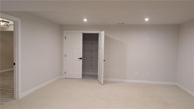 Building Photo - 170 High Pointe Dr