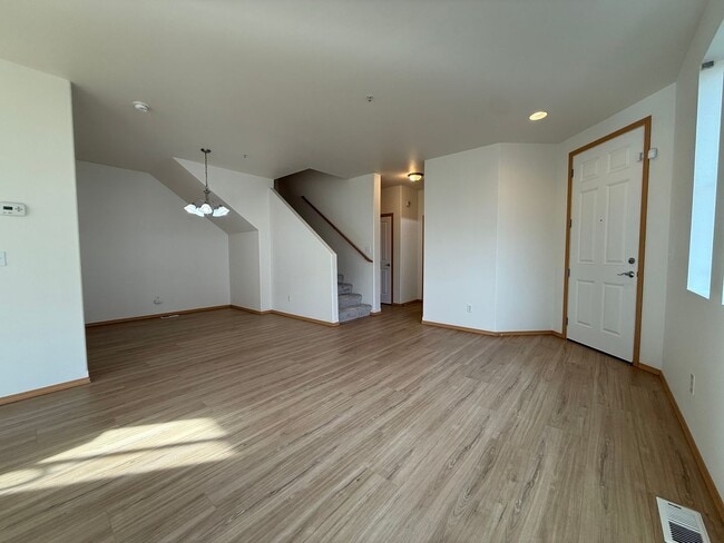 Building Photo - Three Bedroom Townhome in DuPont