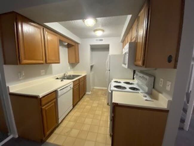 Building Photo - 2-Bedroom Condo for Rent in Stratford Condos + Gated Community with Pool!