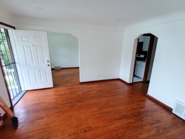 Building Photo - 3 bedroom 1.5 bath brick bungalow - AVAILA...
