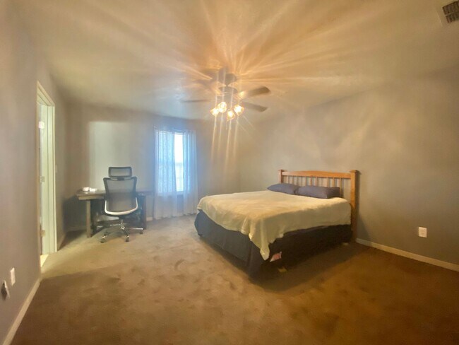 Building Photo - PRE- LEASING NOW for 2 bed 2 bath updated ...