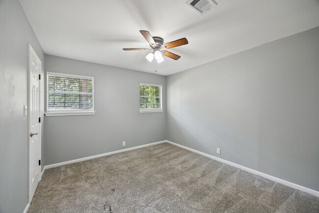 Building Photo - 553 Cane River Ln