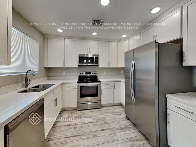 Building Photo - 1026 W Danbury Dr