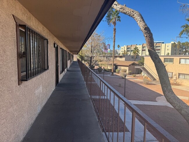Building Photo - 1 Bedroom Condo close to UNLV & The Strip