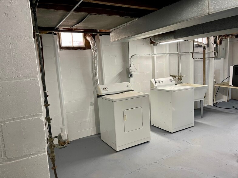 Building Photo - 715 S 110th St
