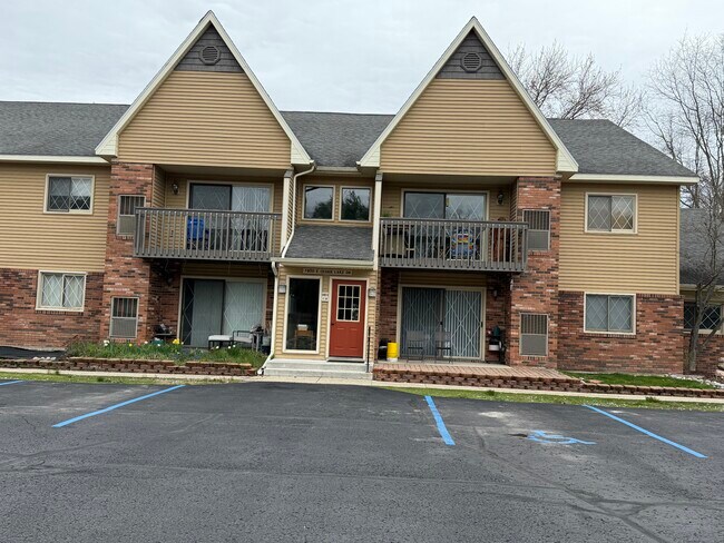 Primary Photo - 7900 E Cedar Lake Dr