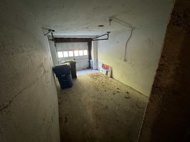 Building Photo - 5 Bedroom Rental in Moline