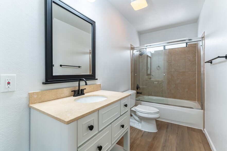 Building Photo - 700 Glen Abbey Cir