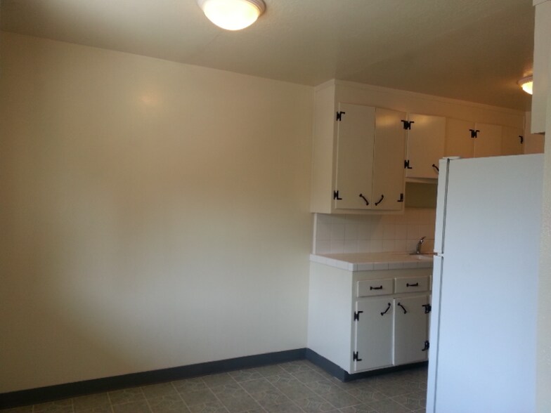 Building Photo - 914 College Dr