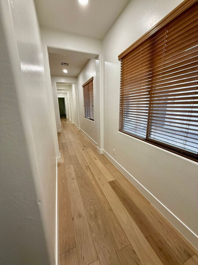 Building Photo - 1708 W Oberlin Way