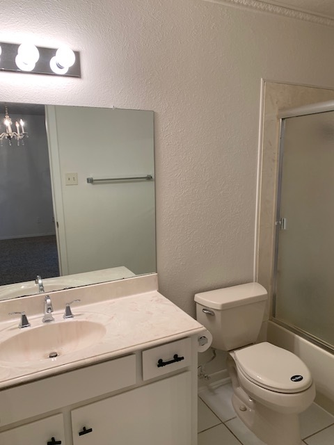 Primary bath with tub - 8257 Bobwhite Dr