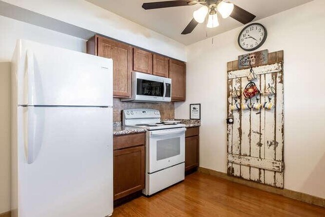 Building Photo - 10545 W Coggins Dr