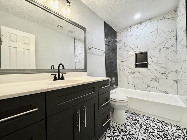 Building Photo - 15218 Falcon Ridge Dr