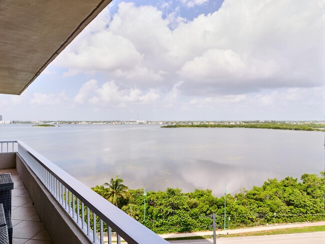 Building Photo - 5550 N Ocean Dr