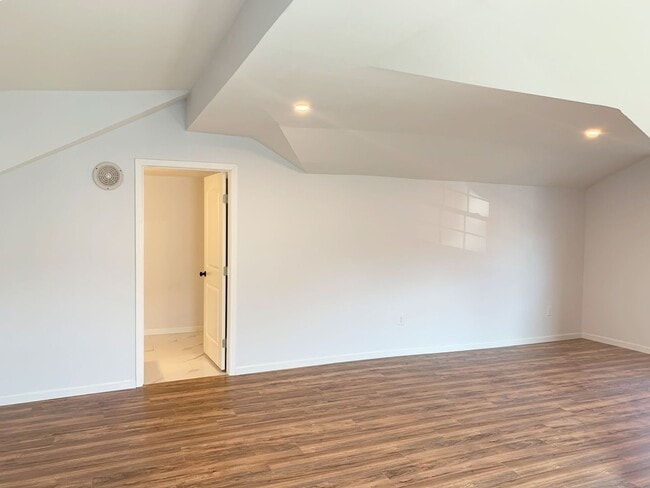 Building Photo - Beautifully Renovated and Move in Ready!