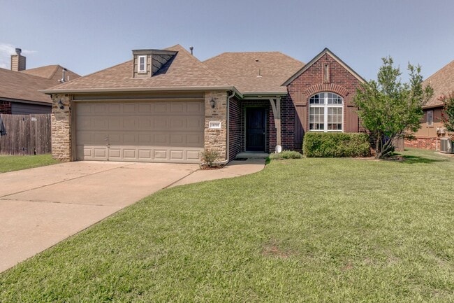 Building Photo - Tulsa Beauty Available Beginning of Januar...