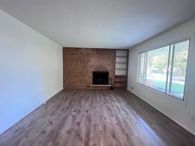 Building Photo - Two Bedroom Duplex SE Side w/ Decorative Fireplace! One Stall in Garage!