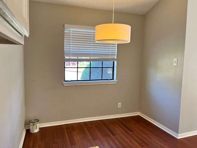 Building Photo - Cute 1/1 Close to Downtown!!