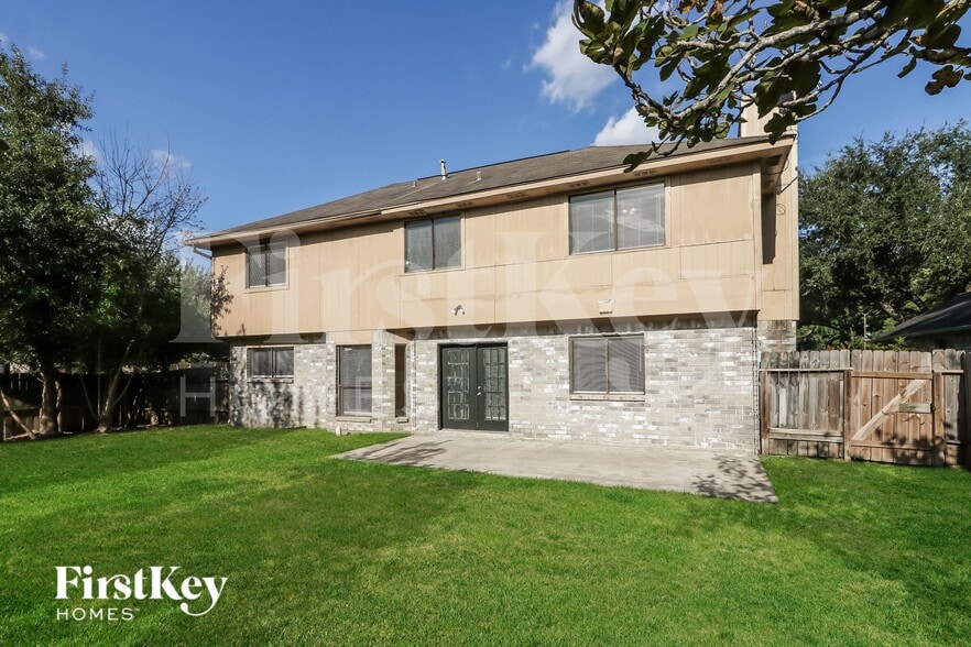 Building Photo - 7447 Woodland W Dr