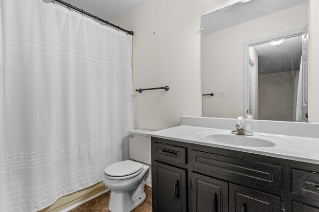 Building Photo - Beautiful Condo in Sango