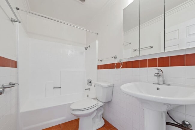 Building Photo - Spacious 2-Bed / 2-Bath Apartment in Prime Hollywood Location