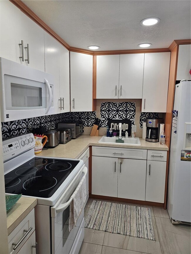 Building Photo - 20500 W Country Club Dr