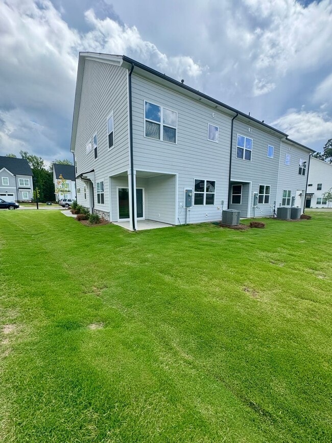 Building Photo - Beautiful 4BR/3BA Townhouse in Griffith Lakes