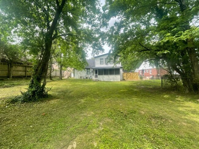 Building Photo - *FIRST MONTH RENT FREE* Freshly Renovated ...
