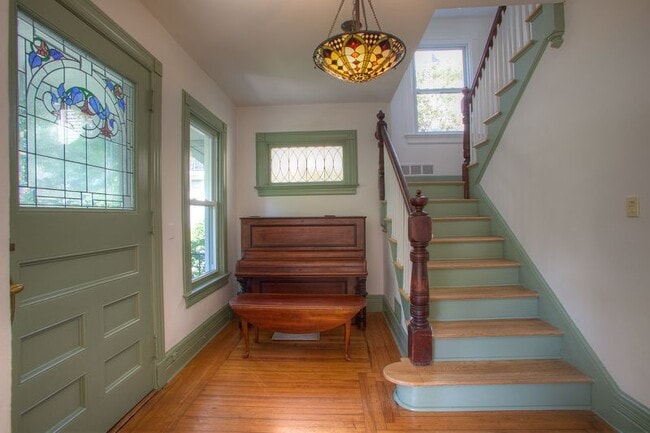 Building Photo - 82 Elm St