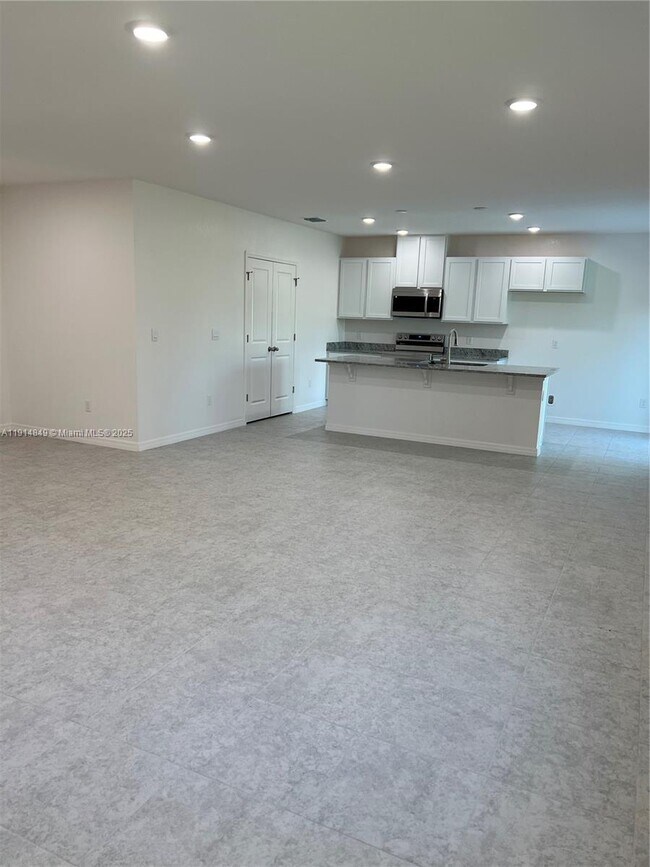 Building Photo - 55 Douglas Ave S