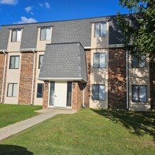 Building Photo - 260 E Court of Shorewood