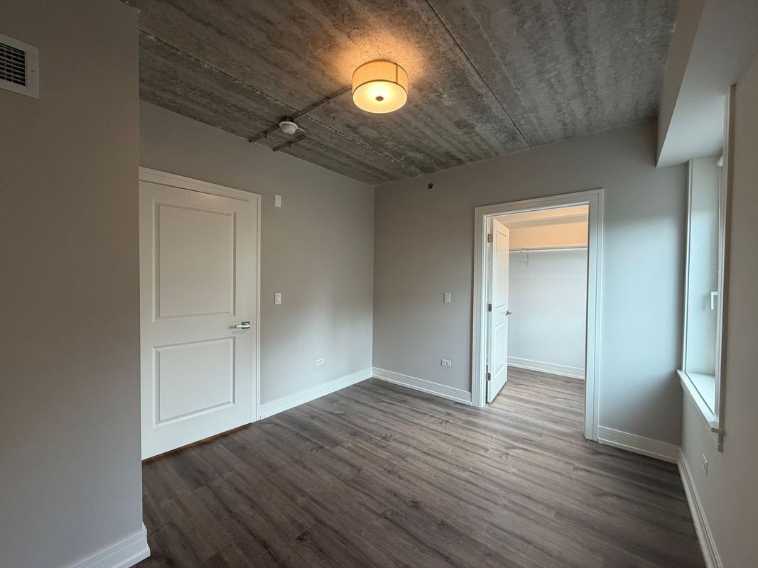 Building Photo - 952 W Carmen Ave