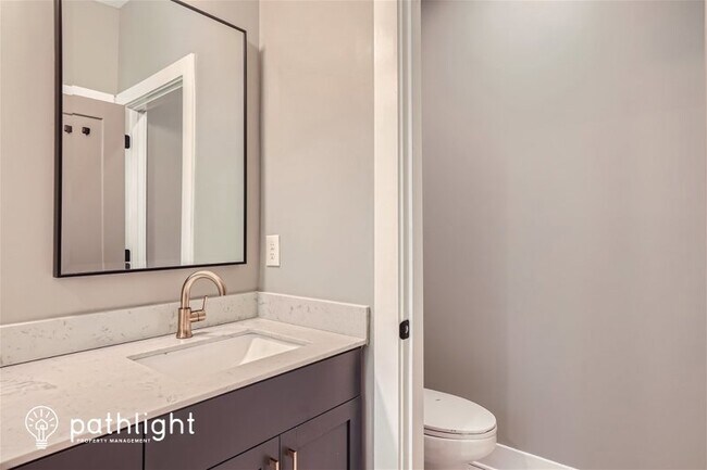 Building Photo - 865 Cavanaugh Avenue SE