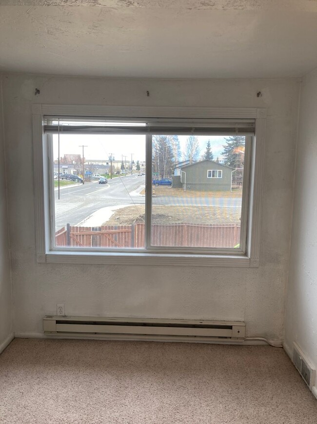 Building Photo - Spacious 2-Bedroom Duplex with Large Fence...