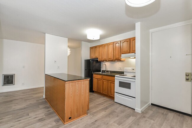Building Photo - Light And Bright One Bedroom Condo In Oakl...