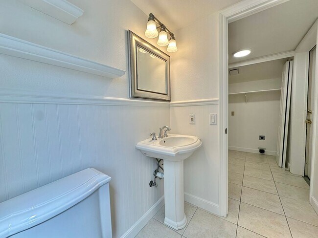 Building Photo - 768 Rose Dr