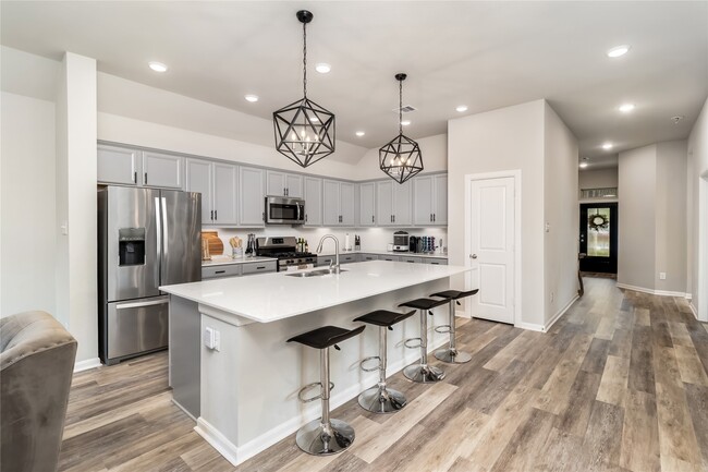 Building Photo - 323 Fanpalm Ct