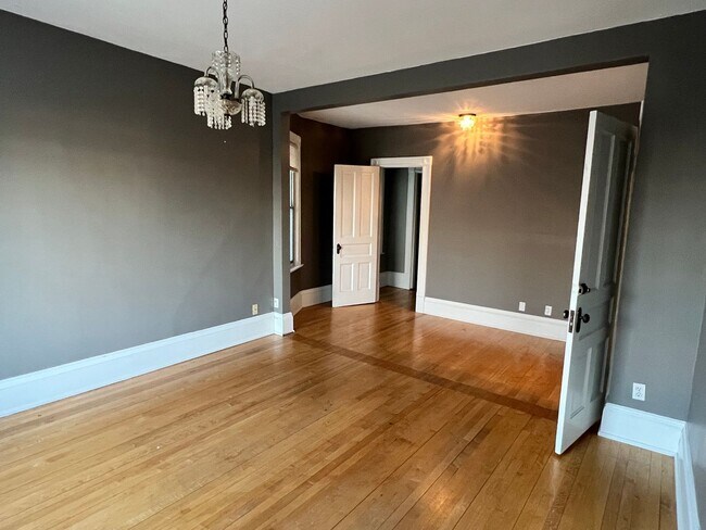 Building Photo - Gorgeous 4 Bedroom East Side Single Family Home!