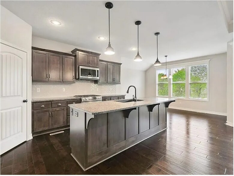 Building Photo - 1301 NE Country Ln