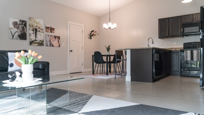 Living Area / Dining - 902 W Onewood Pl