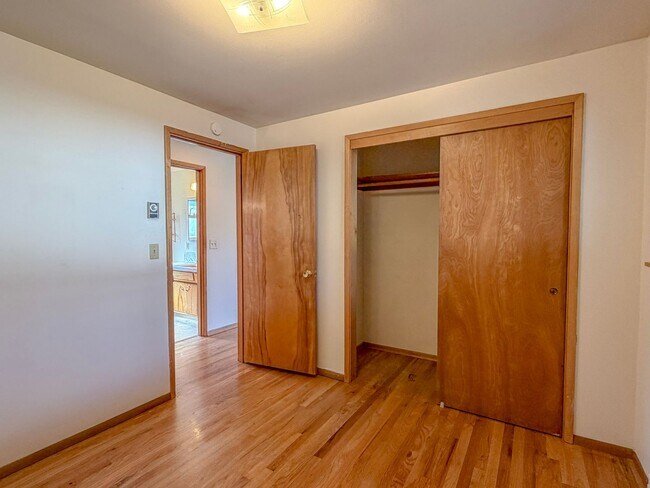 Building Photo - 3221340