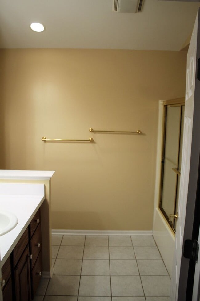 Building Photo - Available Now!- 2 Bedroom Condo In Davison