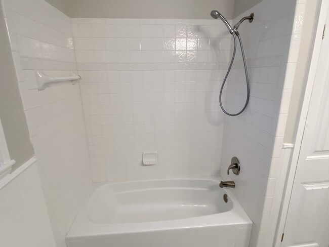 Full Bath - 3504 Suffolk Dr