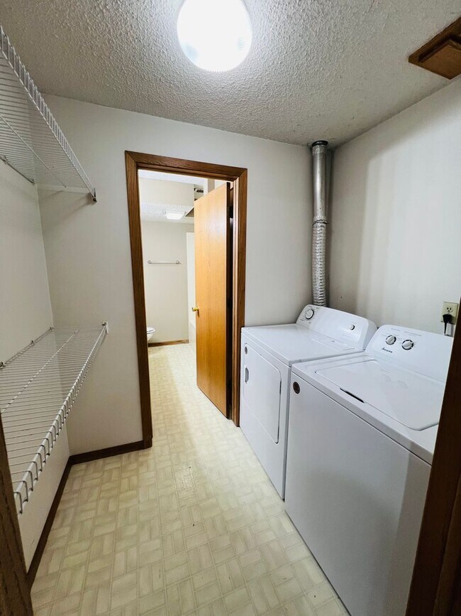 Building Photo - 4 Bedroom 2 Bath Duplex in Iowa City