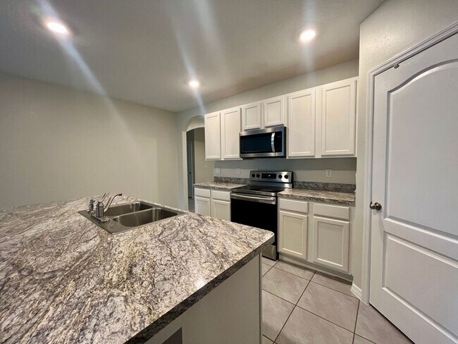 Building Photo - Stunning 4 bed/ 2 bath home!!