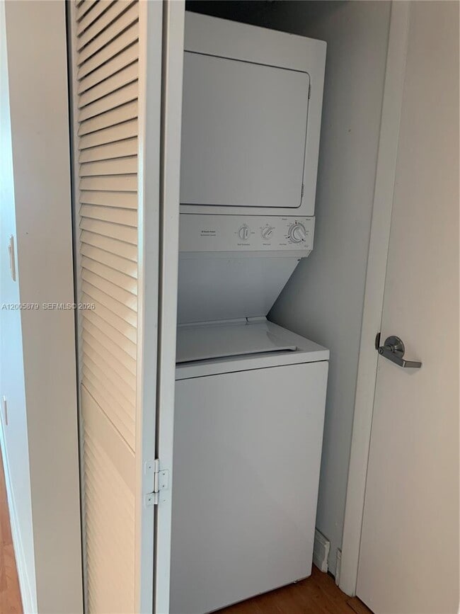 Building Photo - 1800 N Bayshore Dr