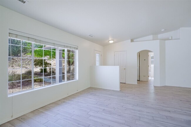 Building Photo - 3 Bedroom, 2 Bath, 2 Car Garage For Rent in Prescott!